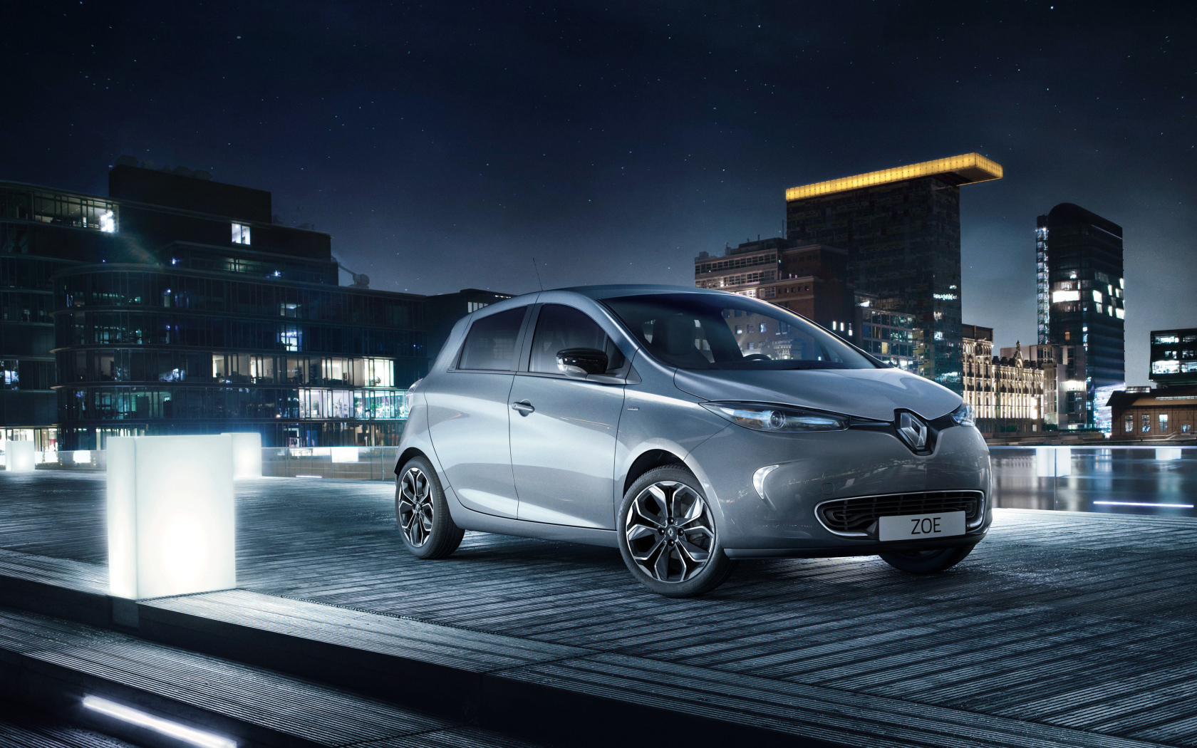 Маленький автомобиль Renault Zoe ZE Iconic на фоне города