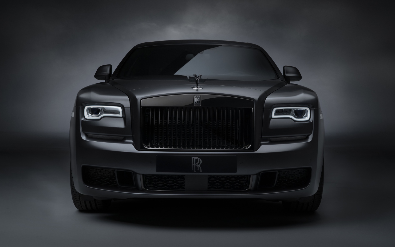 Автомобиль Rolls-Royce Ghost, 2019 года вид спереди