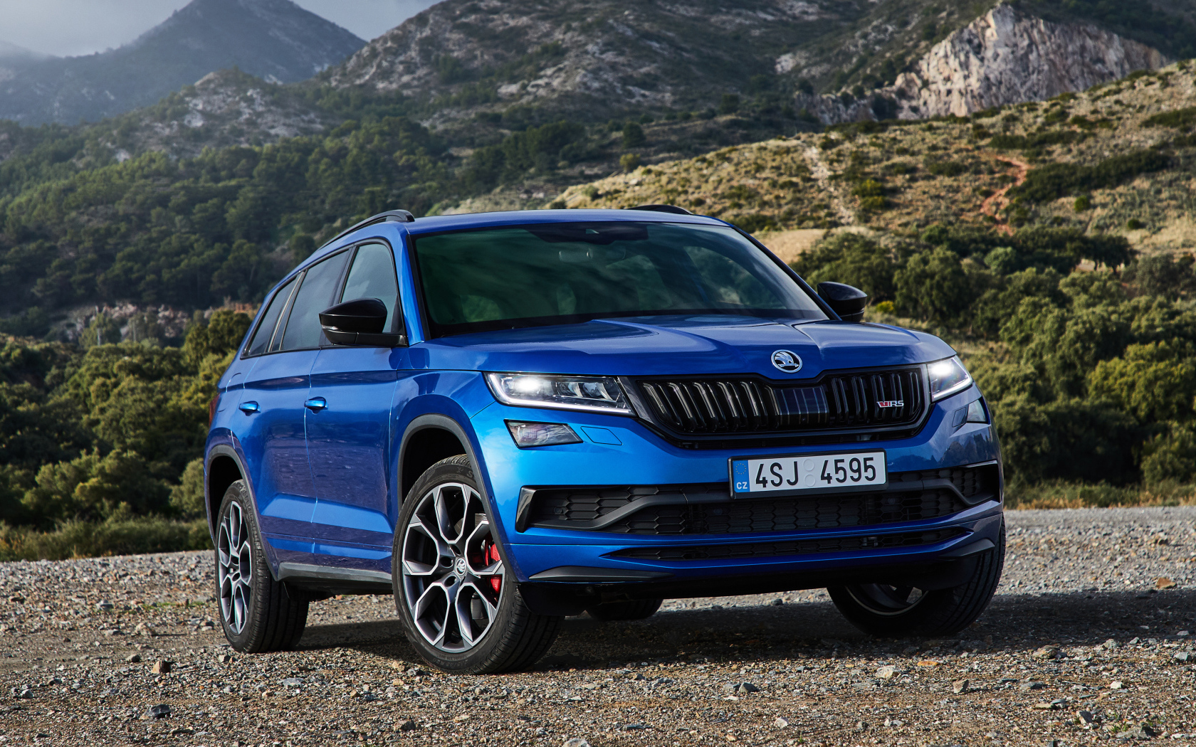 Синий автомобиль Skoda Kodiaq RS 2019 года в горах 