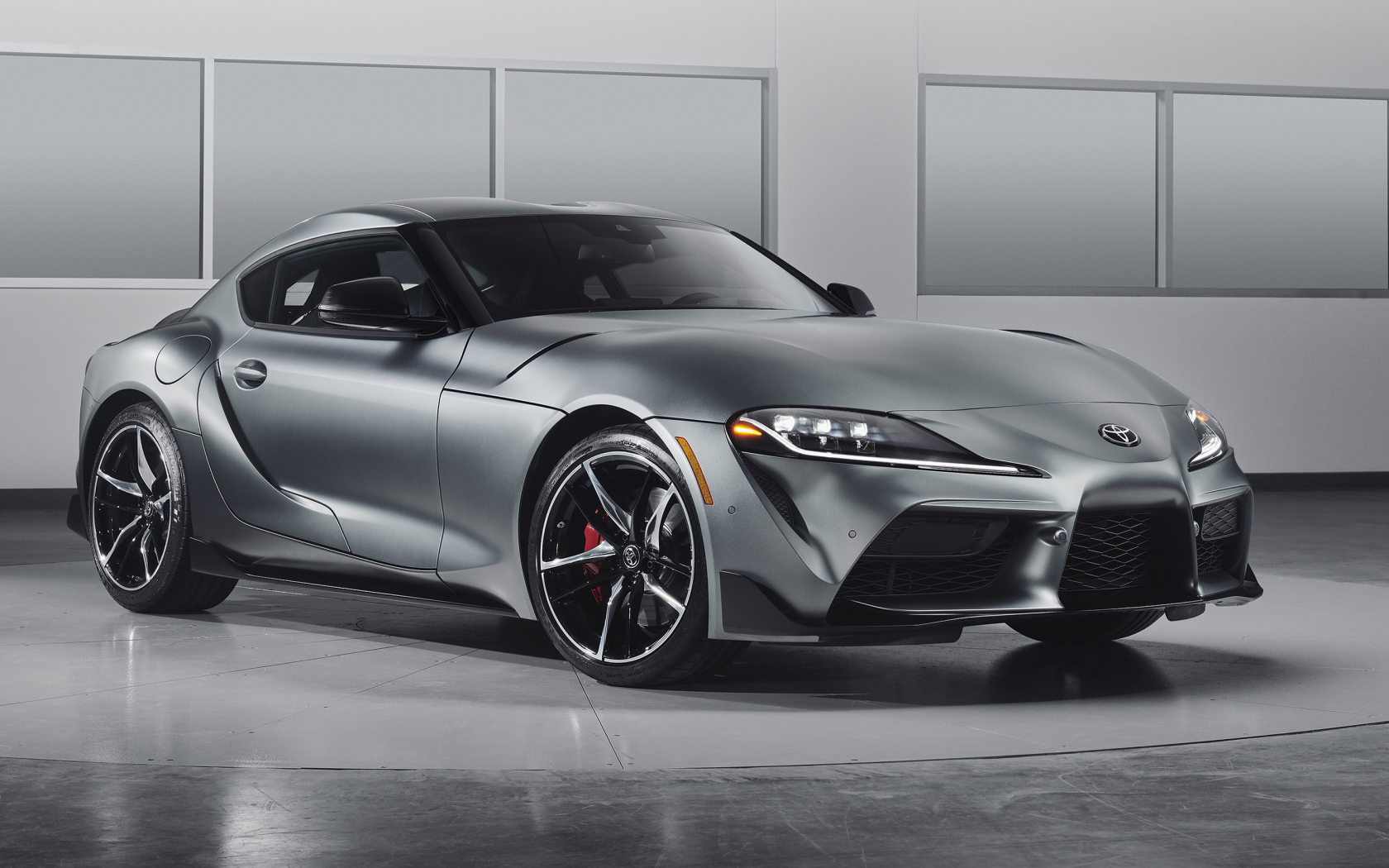 Серебристый спортивный автомобиль Toyota GR Supra, 2020 года