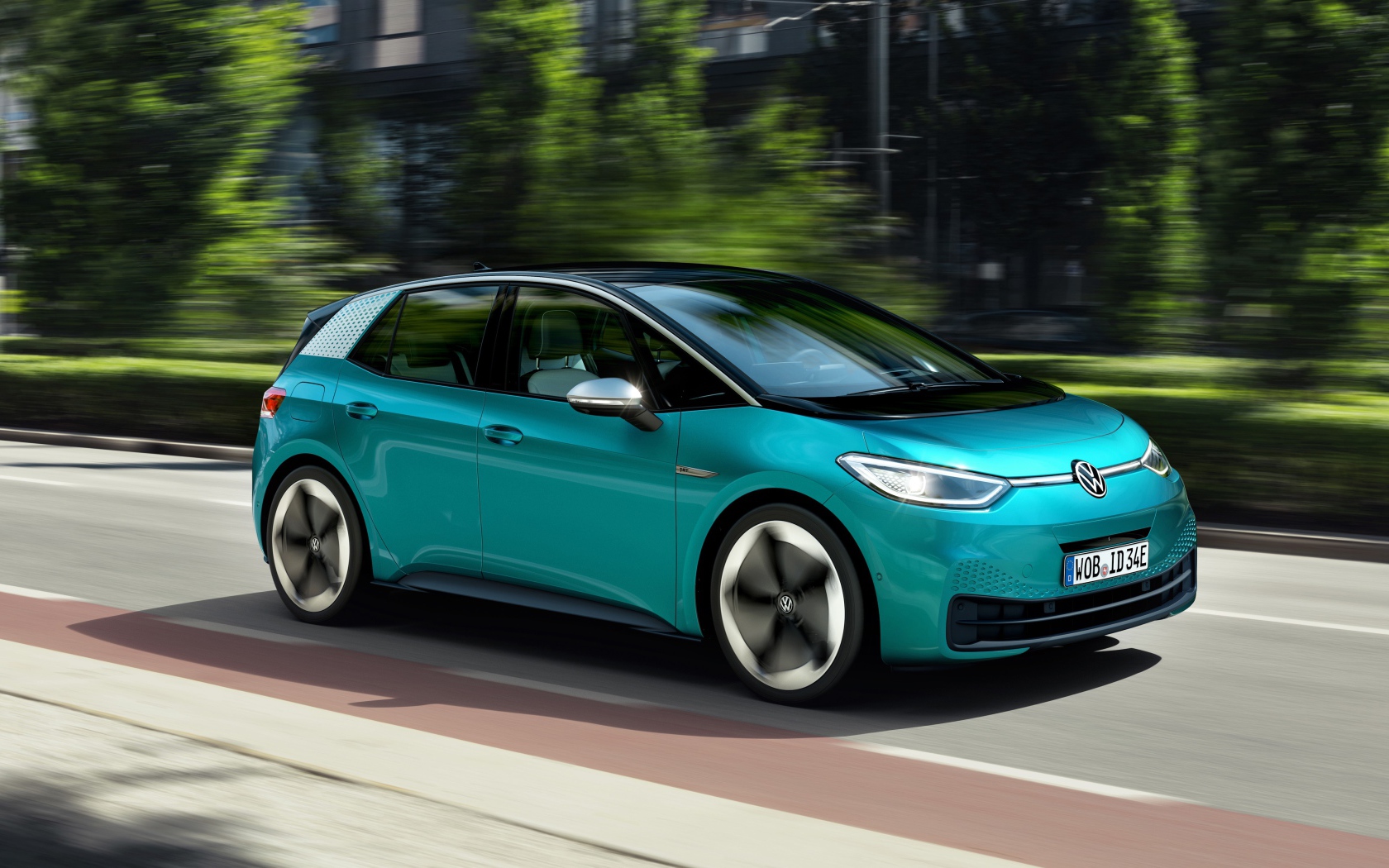 Автомобиль Volkswagen ID.3 1st 2019 года едет по городу