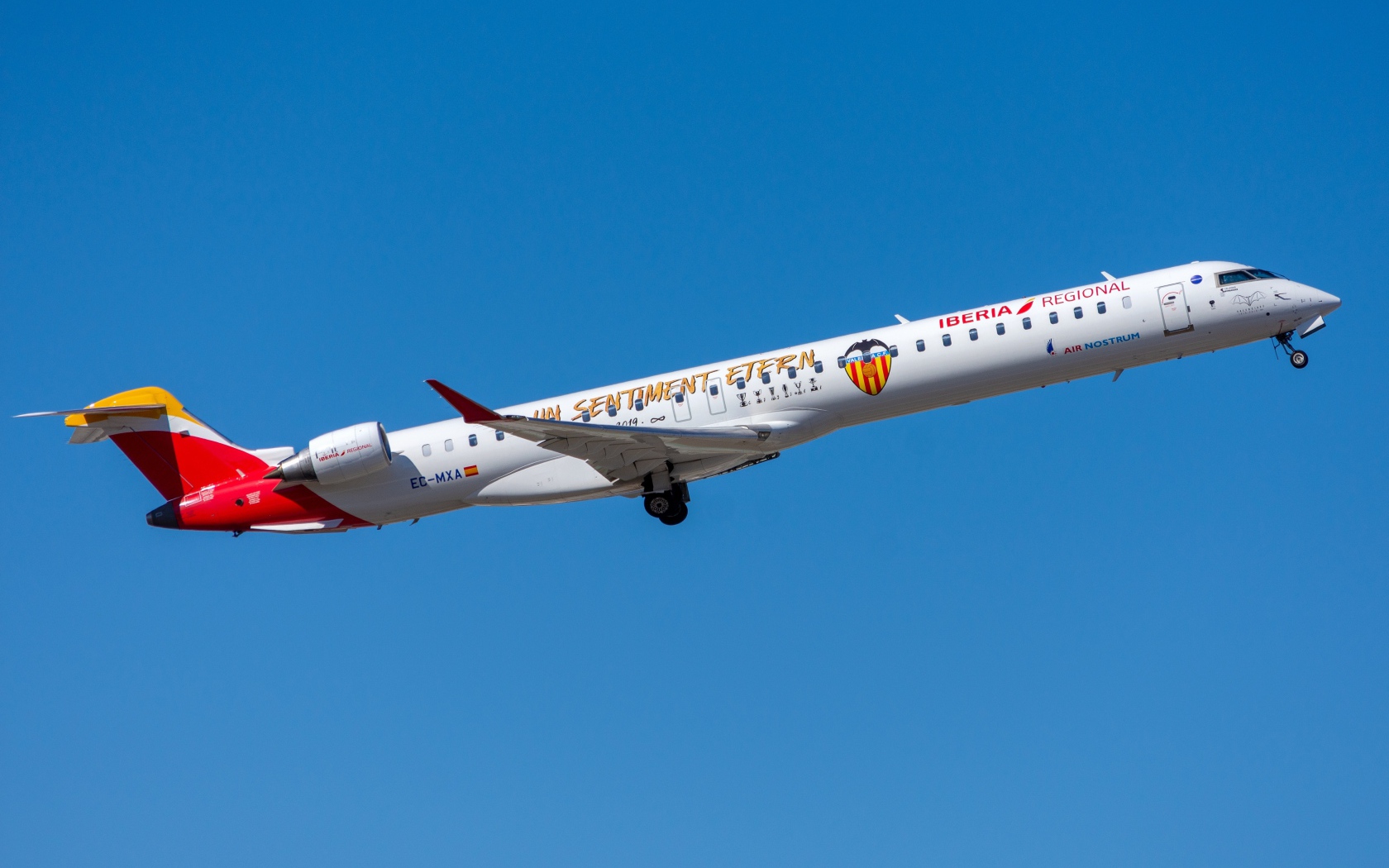 Самолет Bombardier CRJ-1000 авиакомпании Air Nostrum на фоне голубого неба
