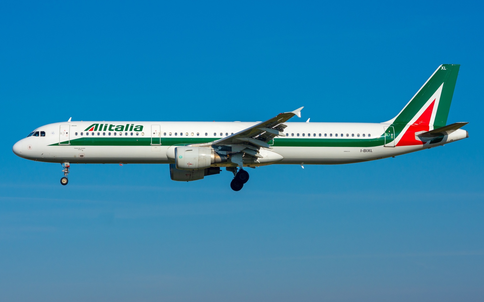 Пассажирский Airbus A321-100 в голубом небе 