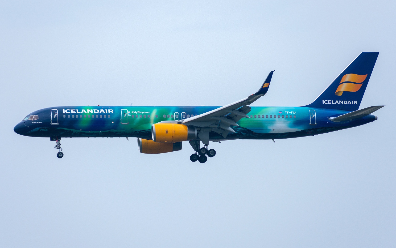 Пассажирский Boeing 757-200W  авиакомпании Icelandair в небе
