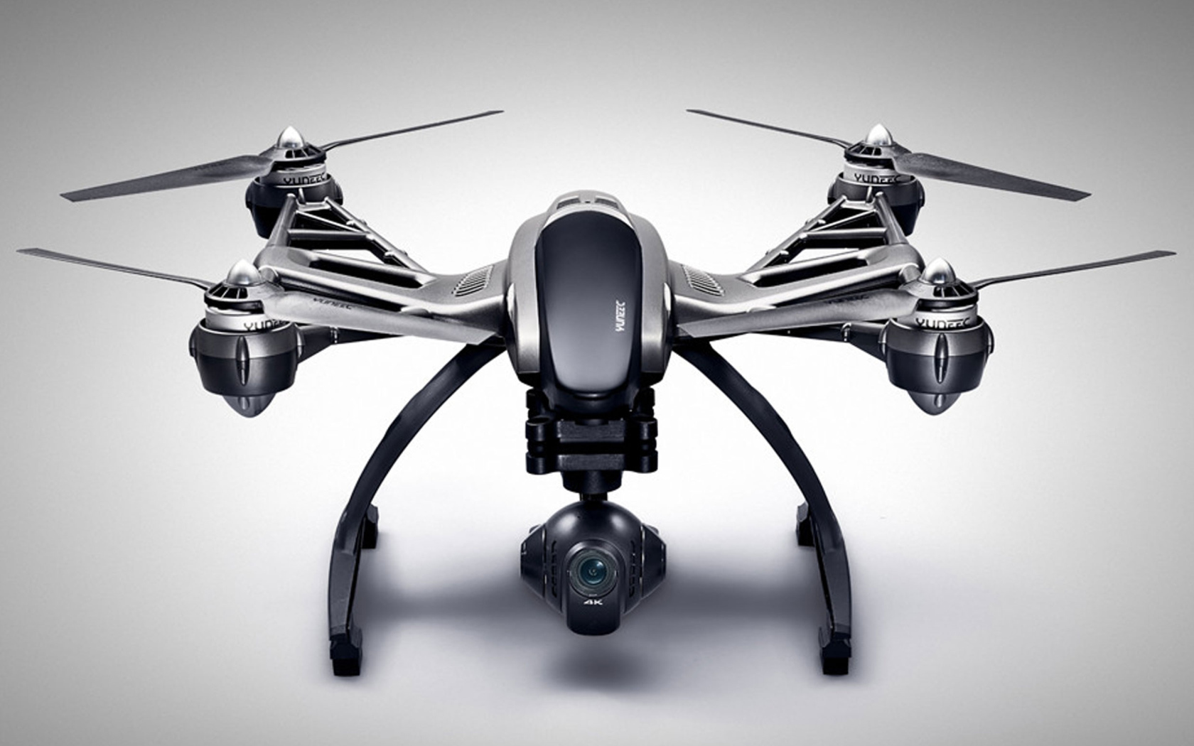Квадрокоптер Yuneec Typhoon Q500 4K на сером фоне