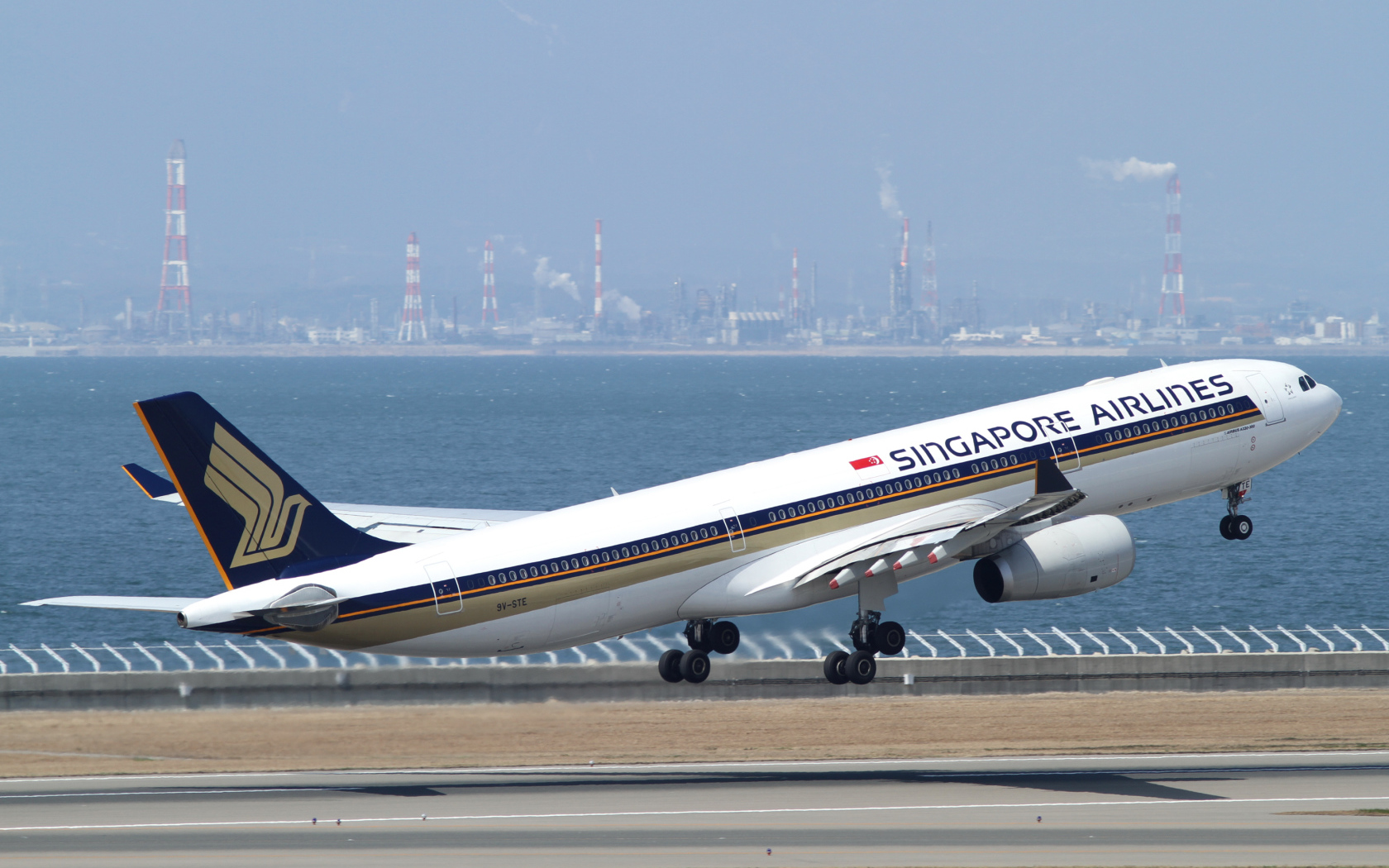 Самолет авиакомпании Singapore Airlines на взлете