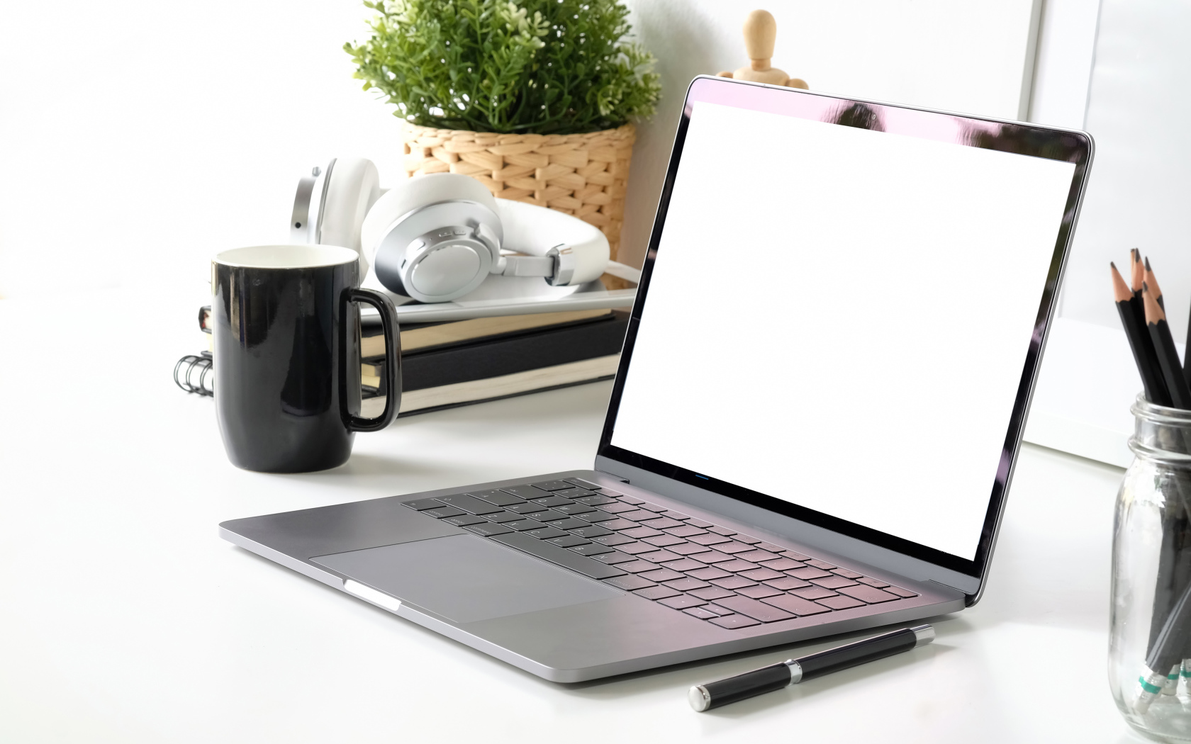 Ноутбук на рабочем столе с чашкой 