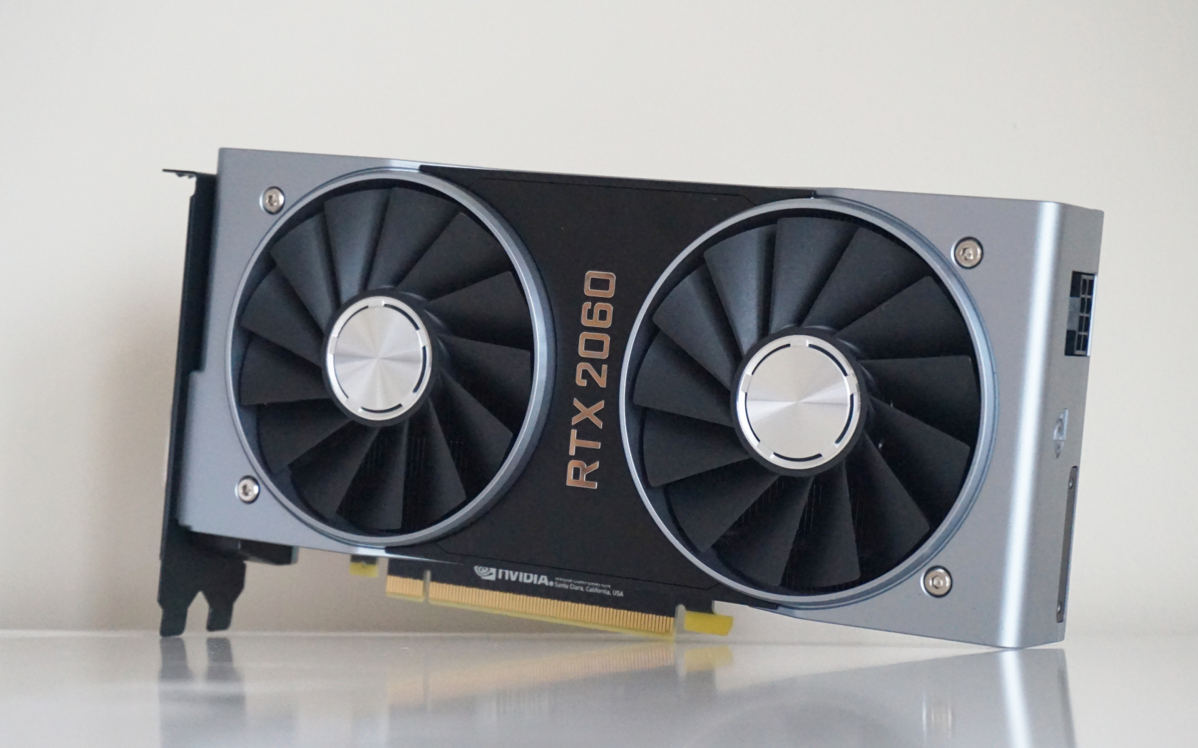 Новая видеокарта Nvidia GeForce RTX 2060 на сером фоне, CES 2019