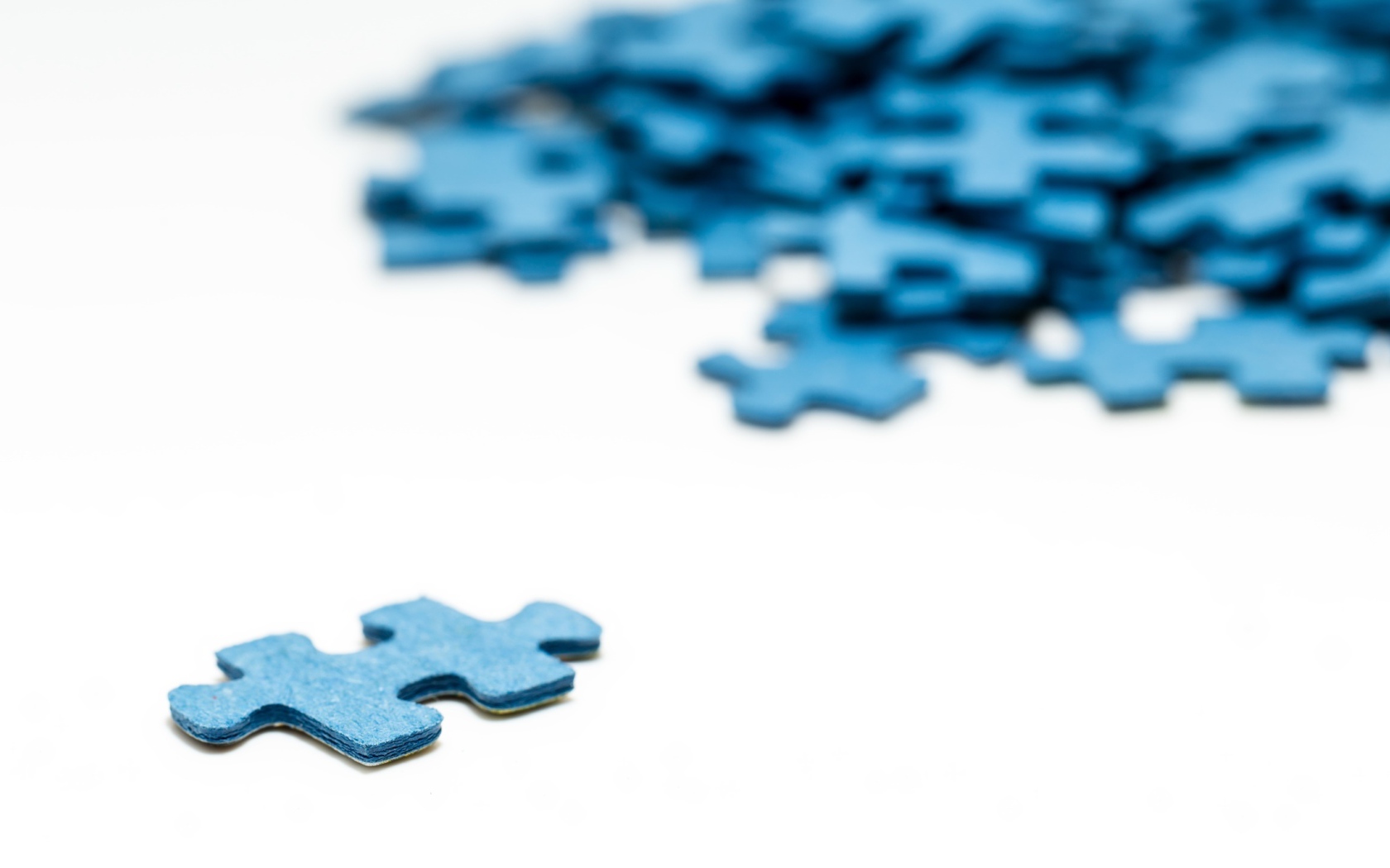 Синий пазл на белом фоне