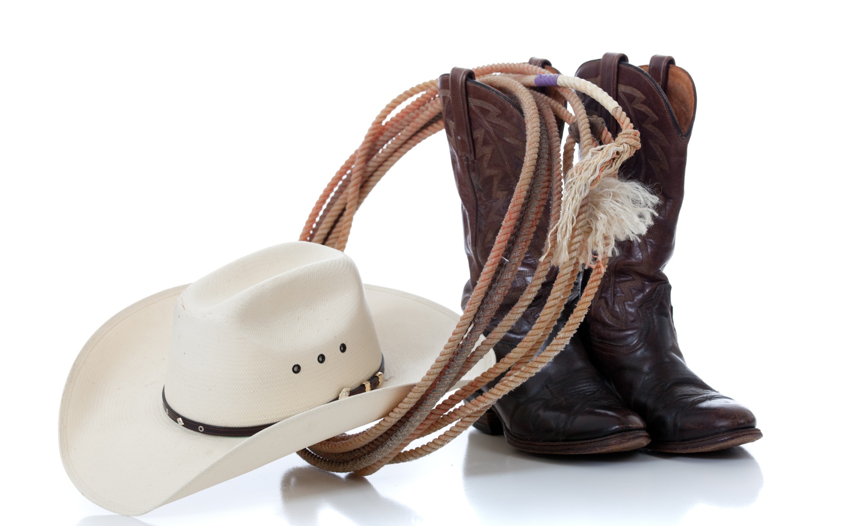 Сапоги, ковбойская шляпа и лассо на белом фоне