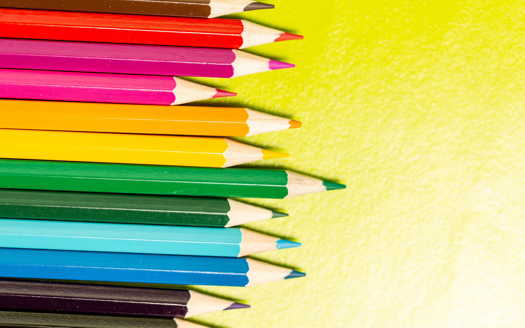 Разноцветные карандаши для рисования лежат на столе