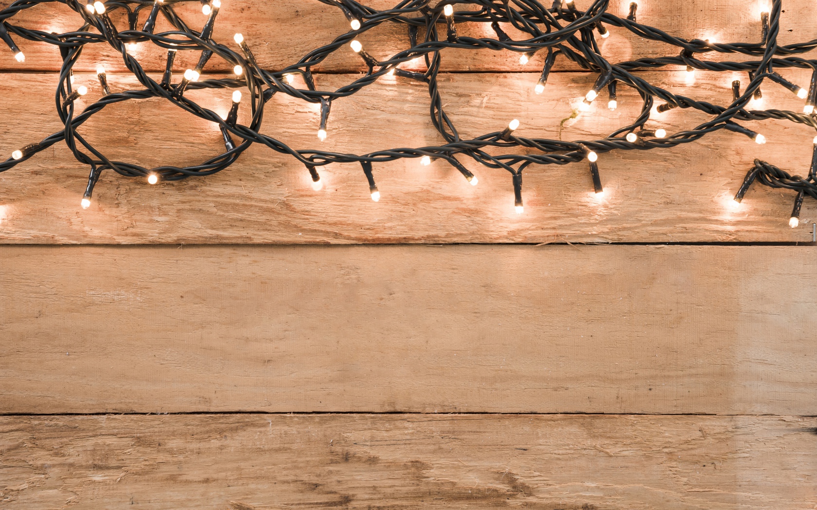 Гирлянда на деревянном фоне