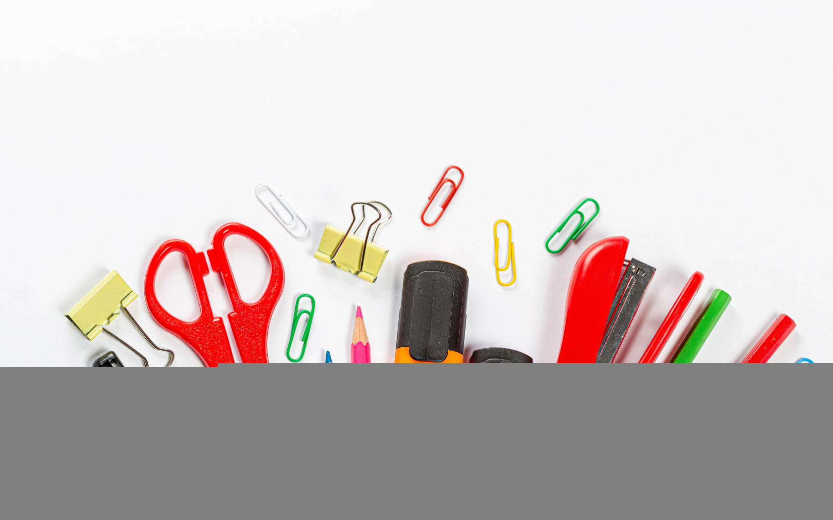 Разноцветные канцелярские принадлежности на белом фоне