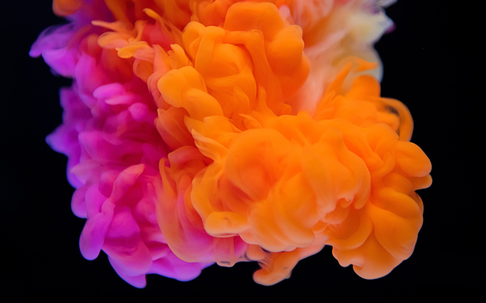 Оранжево -розовый дым на черном фоне 