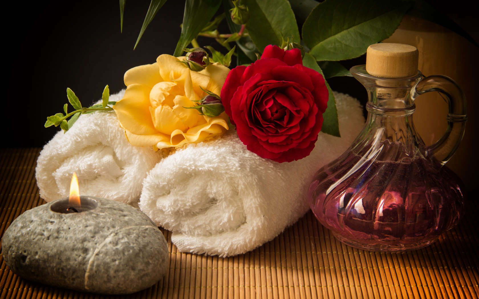 Розы, банные полотенца, свеча и ароматное масло 