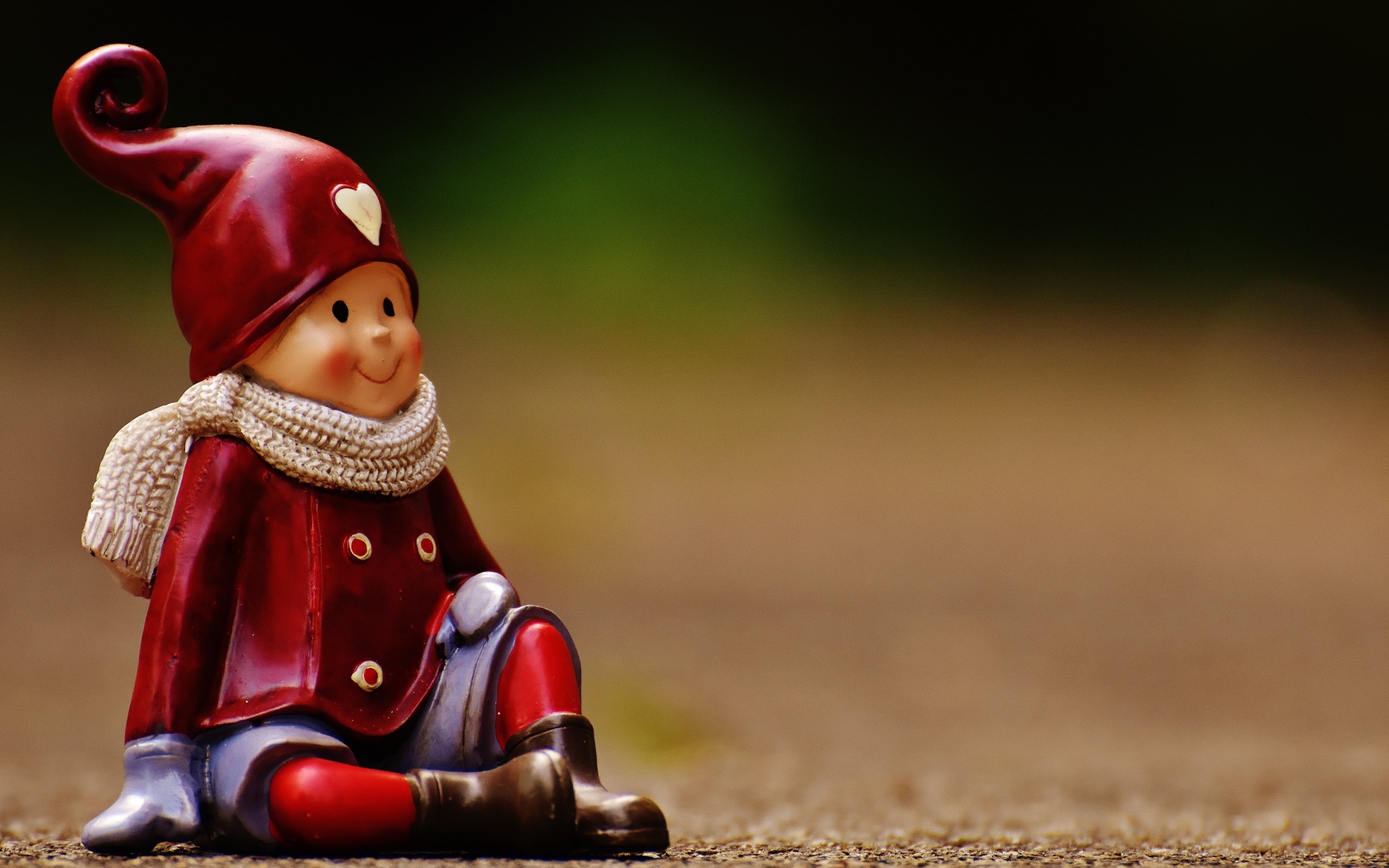 Статуэтка гнома на дороге 