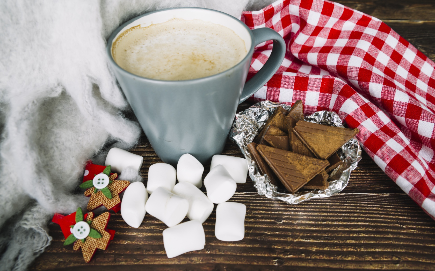 Чашка кофе на столе с маршмеллоу и шоколадом