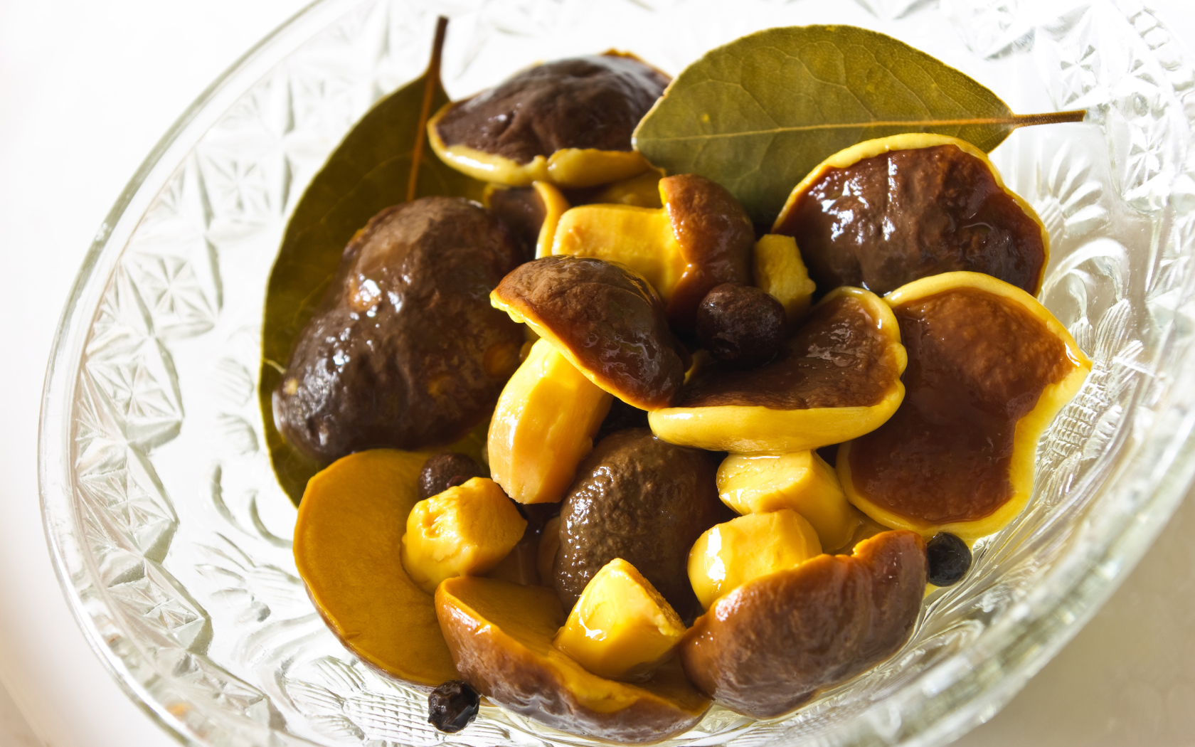 Вкусные маринованные грибы в стеклянной салатнице