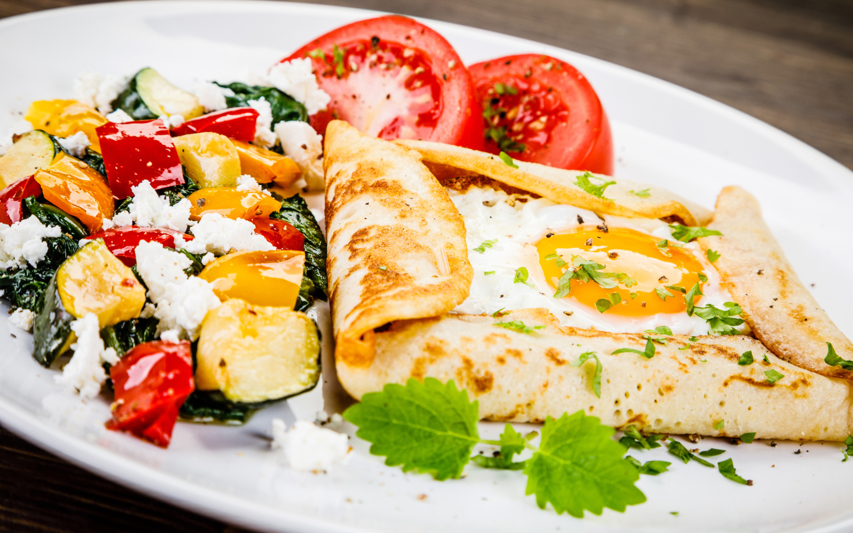 Яичница в лаваше на тарелке с салатом