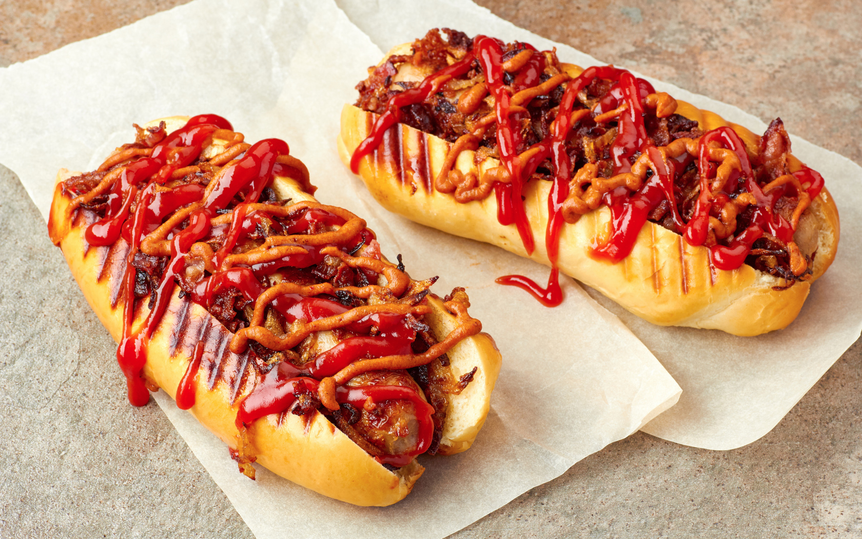 Хотдоги на гриле с сосисками и соусом