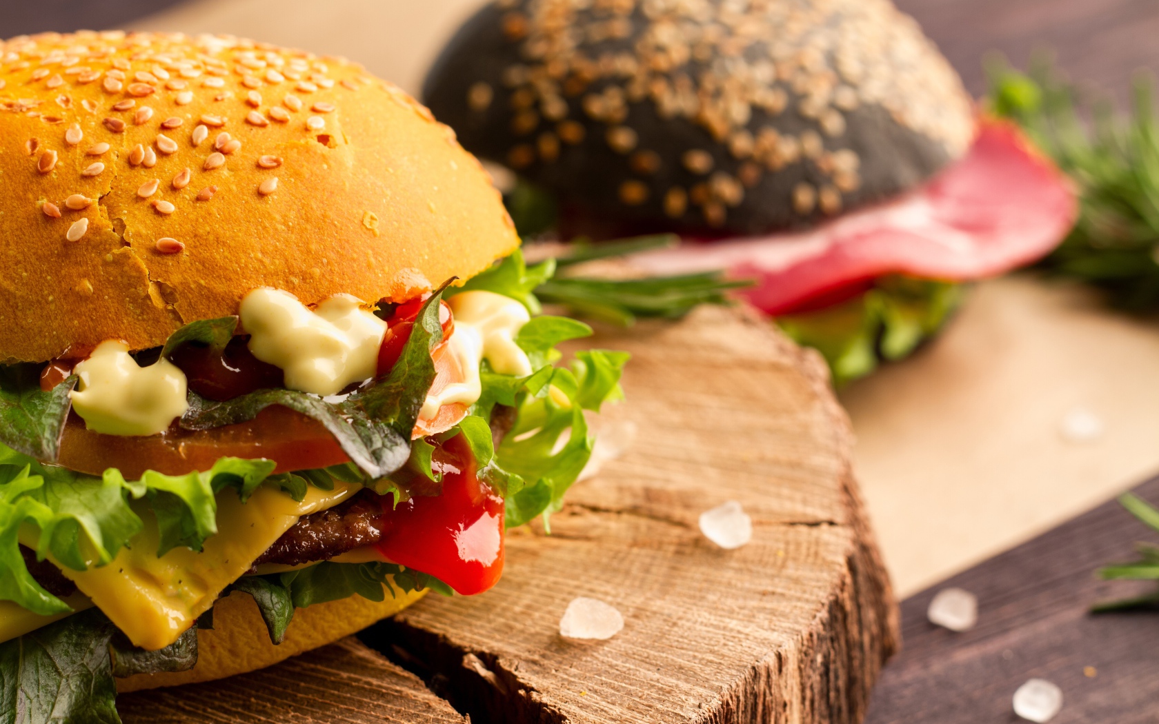 Гамбургер на деревянной доске крупным планом