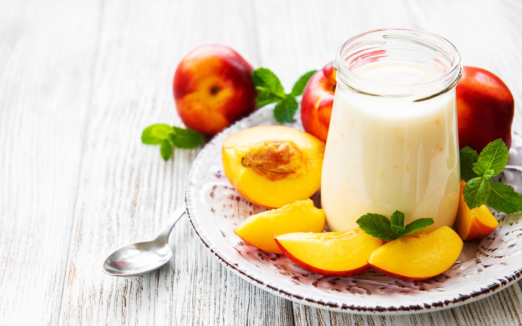 Кефир в банке на столе с нектарином