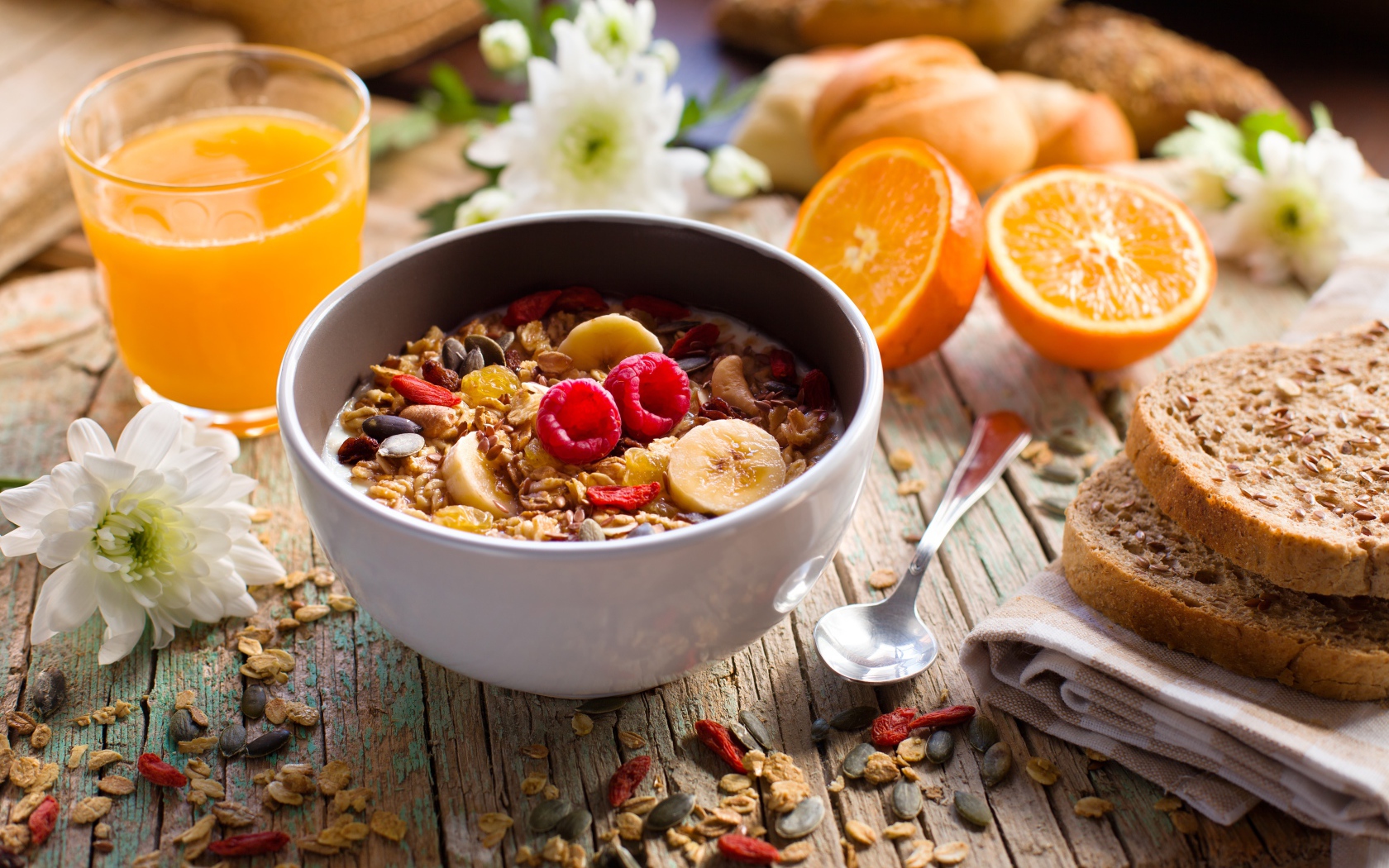 Мюсли в миске с молоком на завтрак с соком и апельсинами 