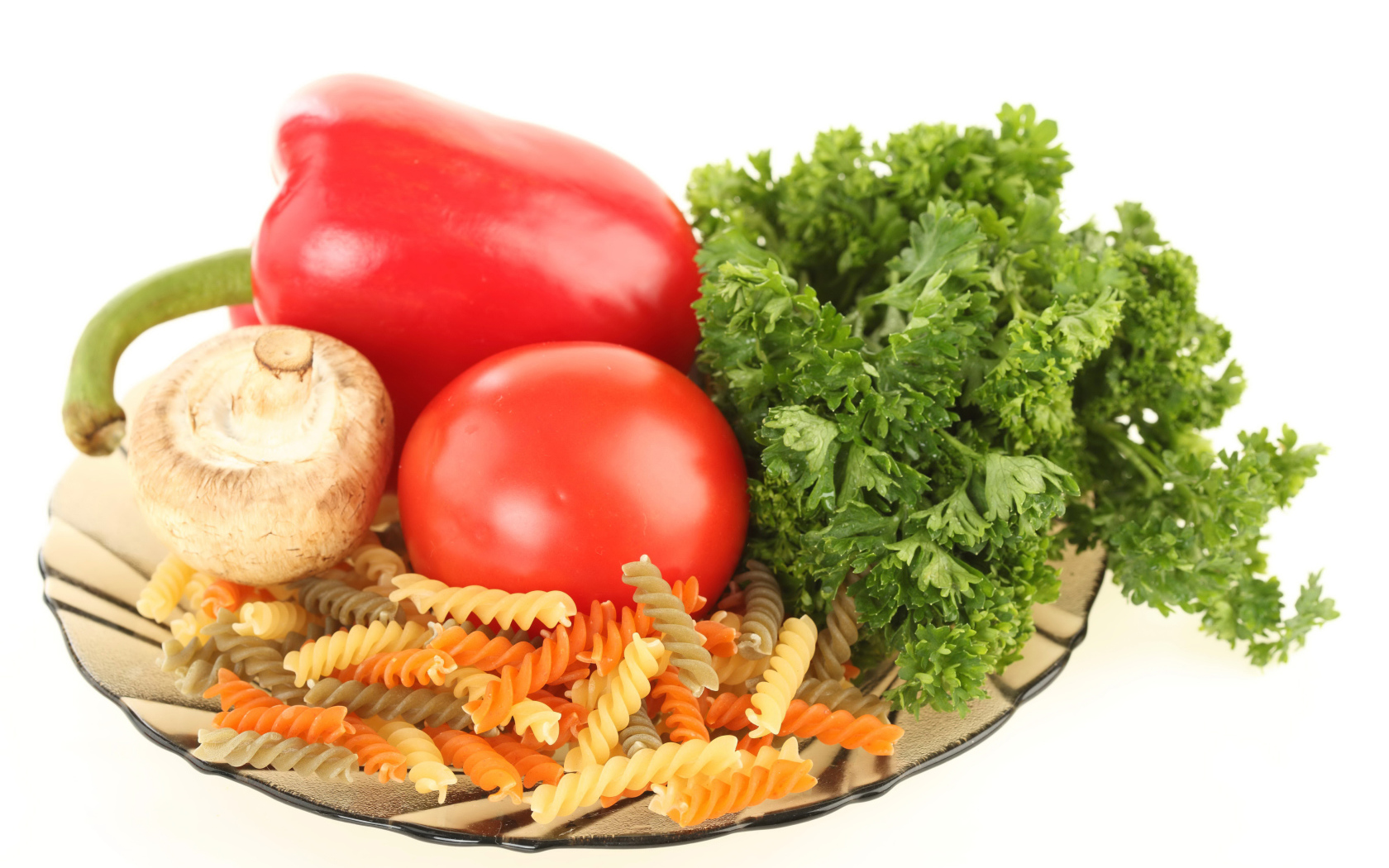 Тарелка с макаронами, красным перцем, помидором, шампиньоном и зеленью петрушки