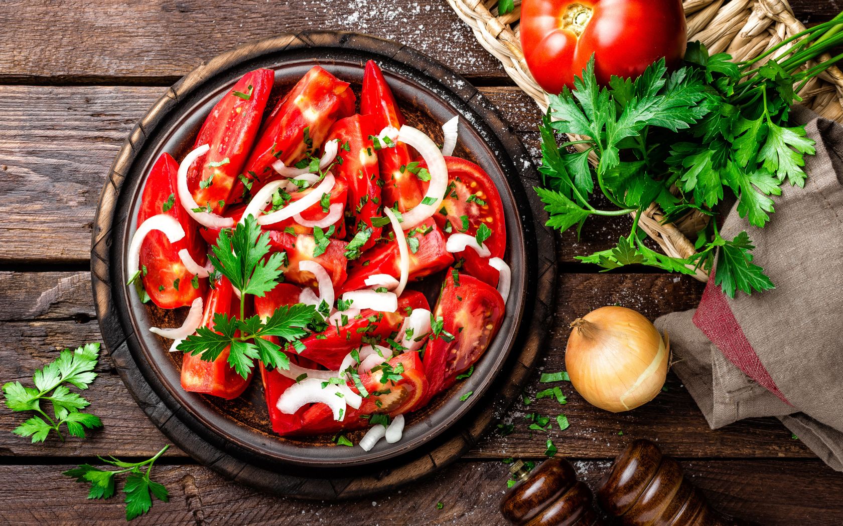 Салат из красных помидор с луком и петрушкой 