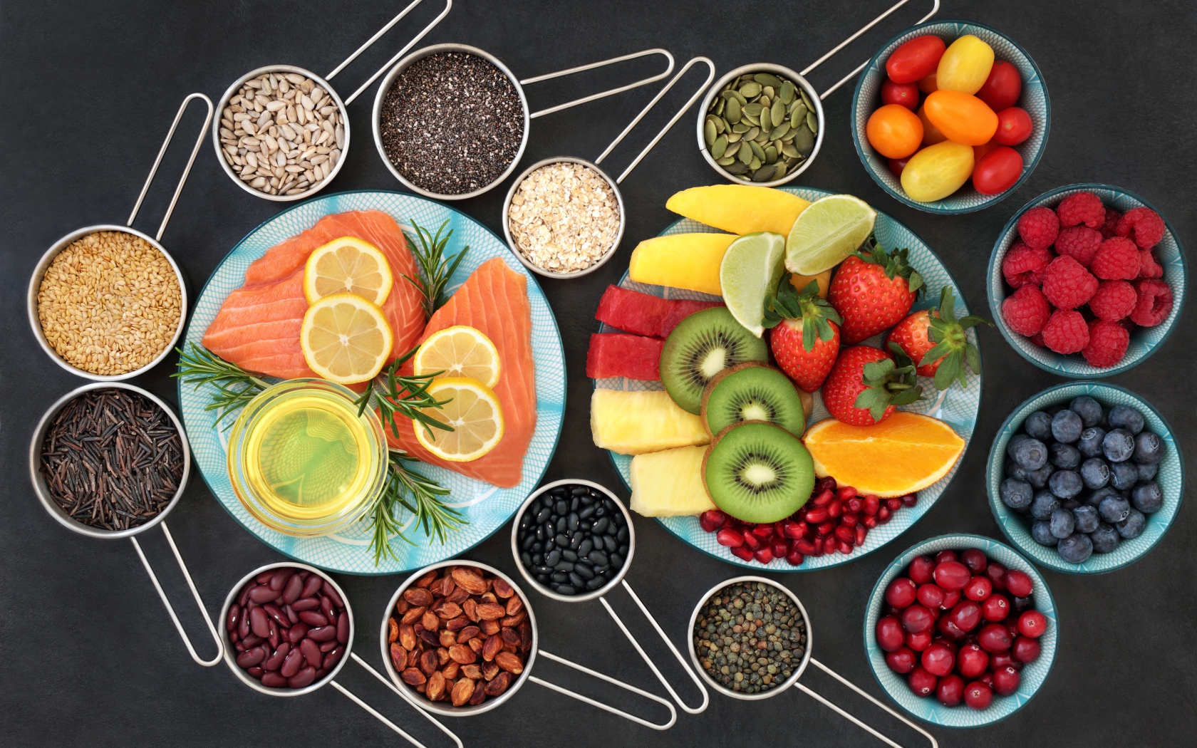 Семена, рыба, ягоды и фрукты на столе вид сверху