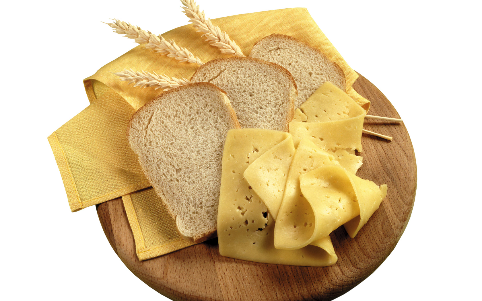 Куски хлеба на разделочной доске с сыром 