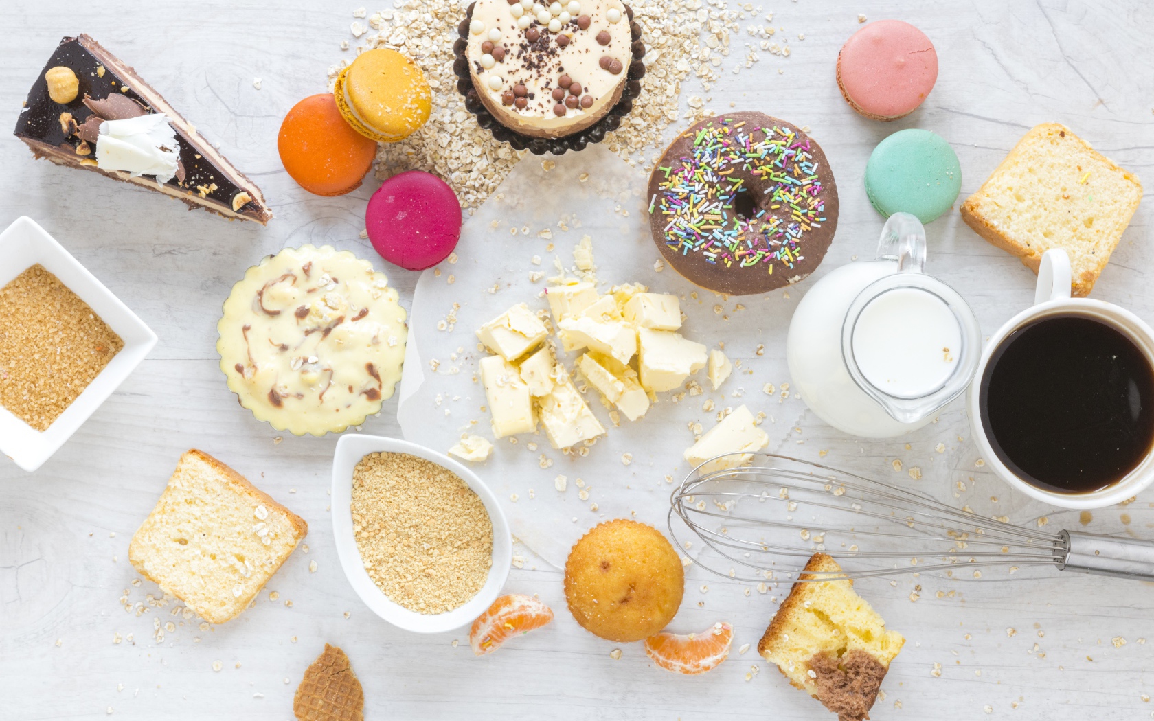 Сладости на столе с молоком и чашкой кофе