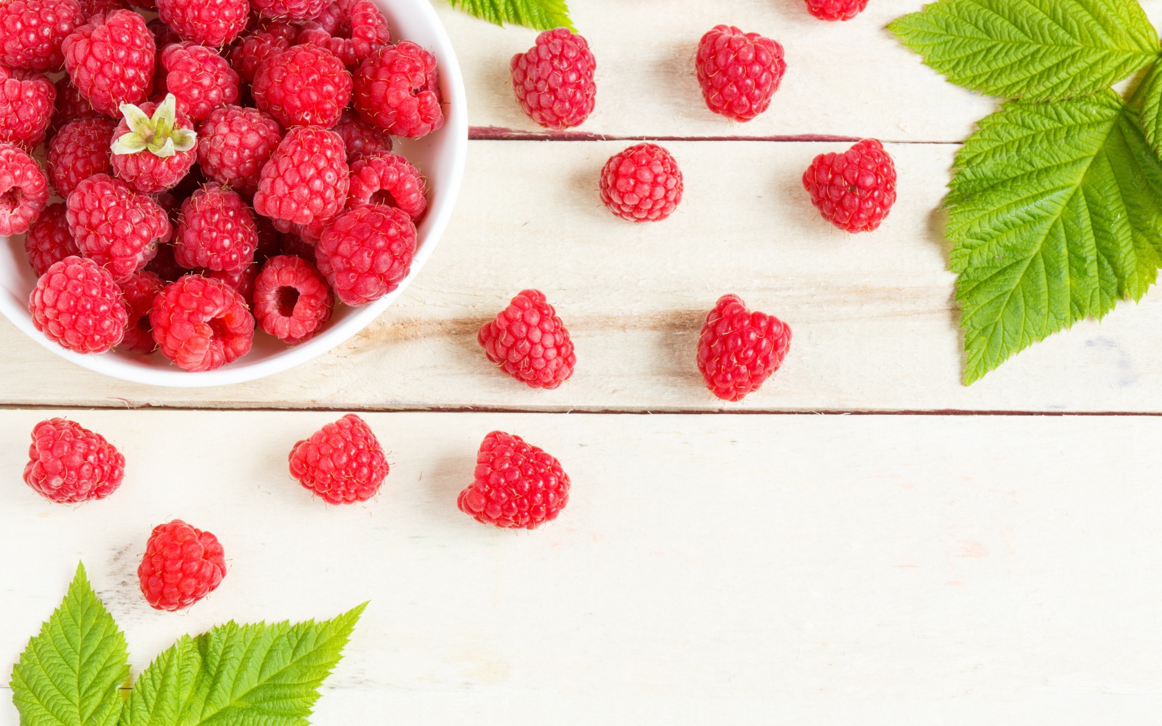 Аппетитные сочные красные ягоды спелой малины