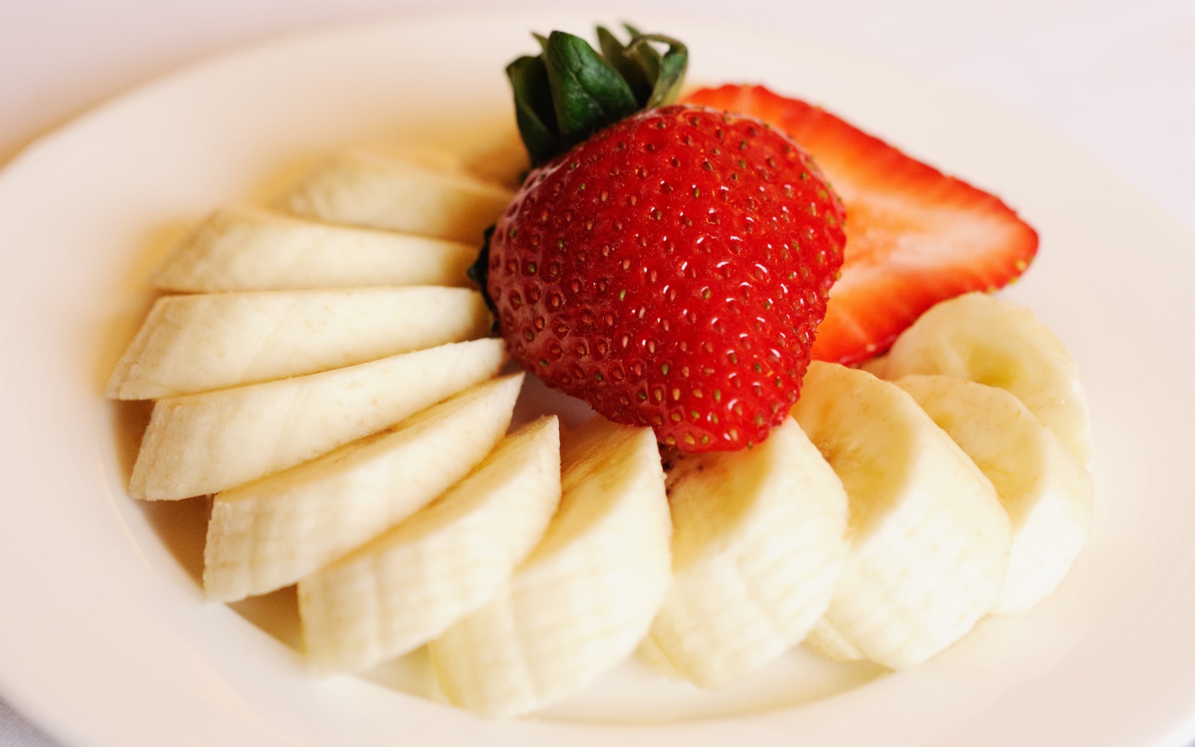 Бананы кусочками с ягодой клубники 