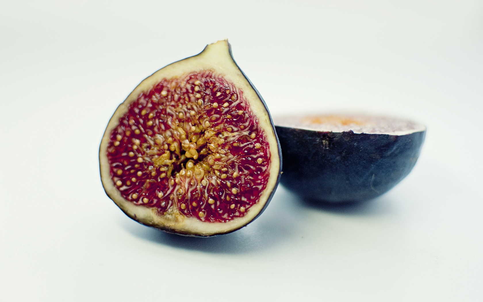 Плод инжира на белом фоне
