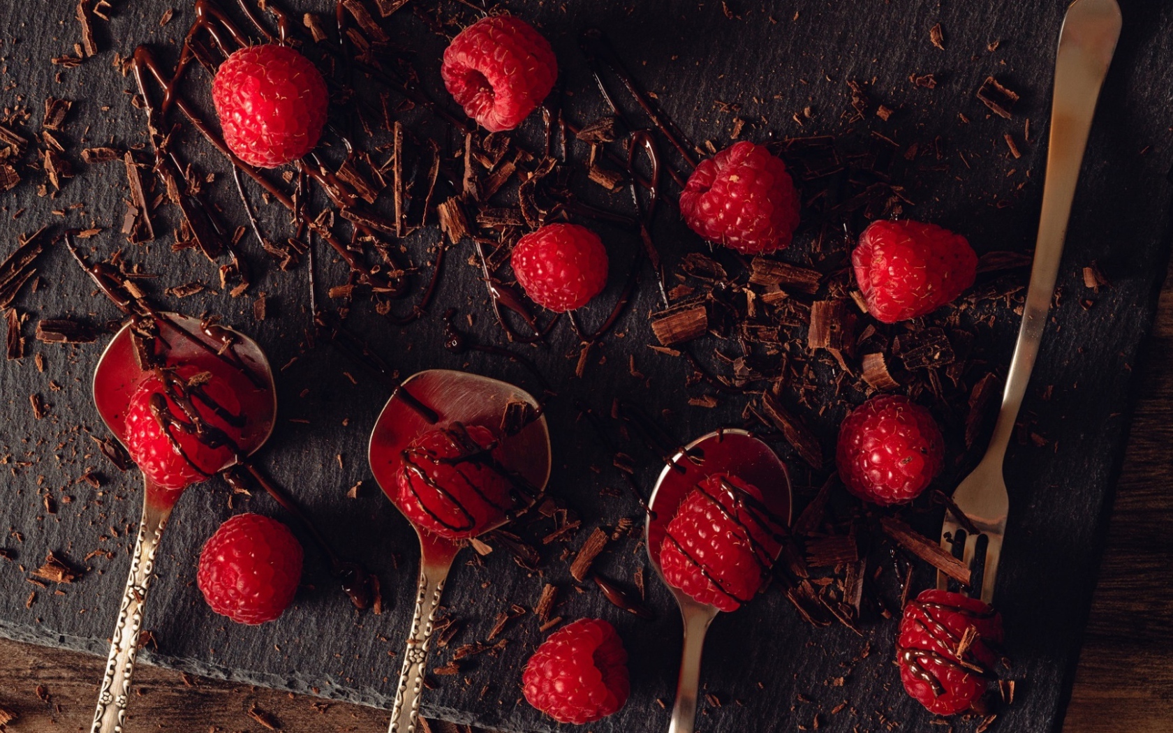 Малина на столе с шоколадной стружкой 