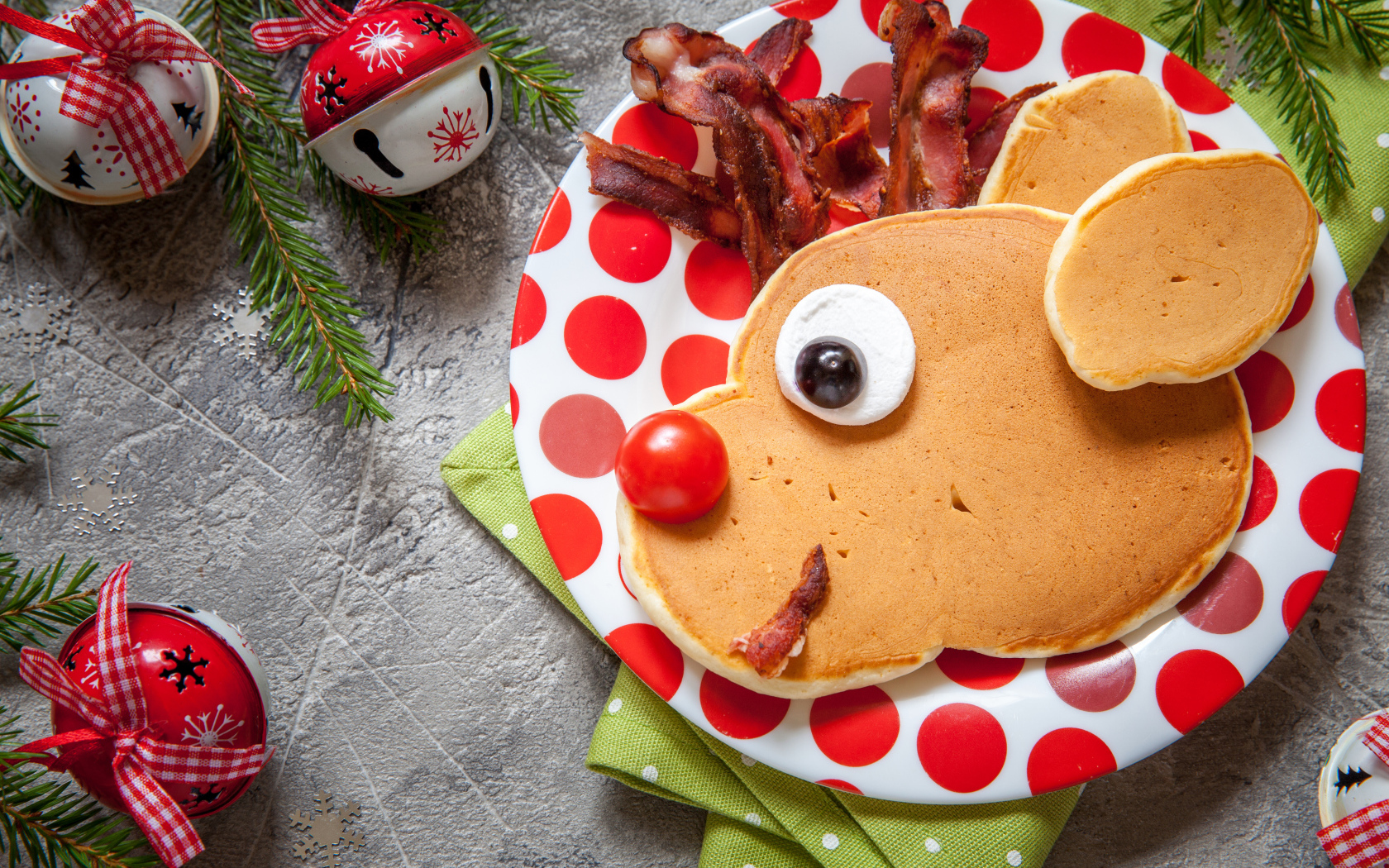 Оладьи на тарелке с беконом на новый год 