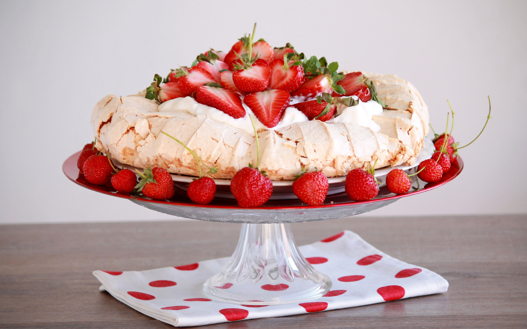 Аппетитный десерт Павлова на блюде с клубникой