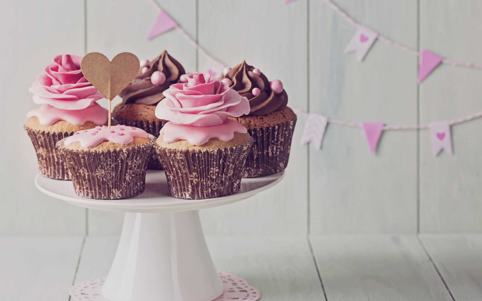 Аппетитные красивые праздничные кексы с кремом