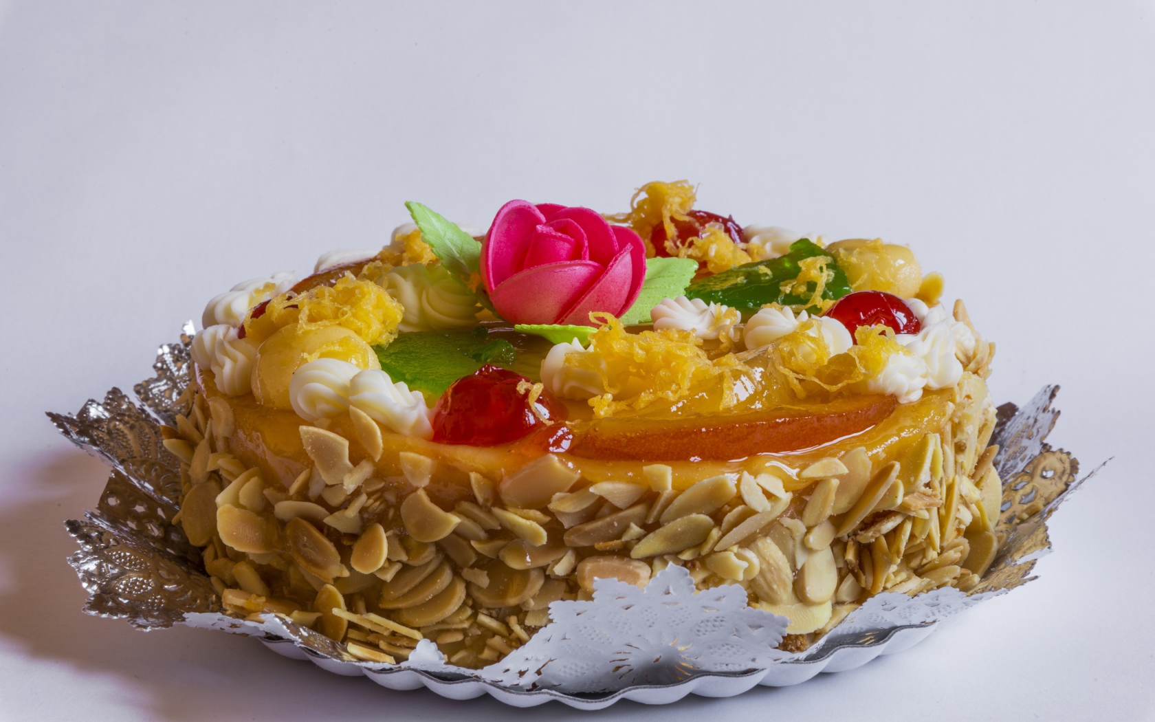 Аппетитный торт с орехами на сером фоне