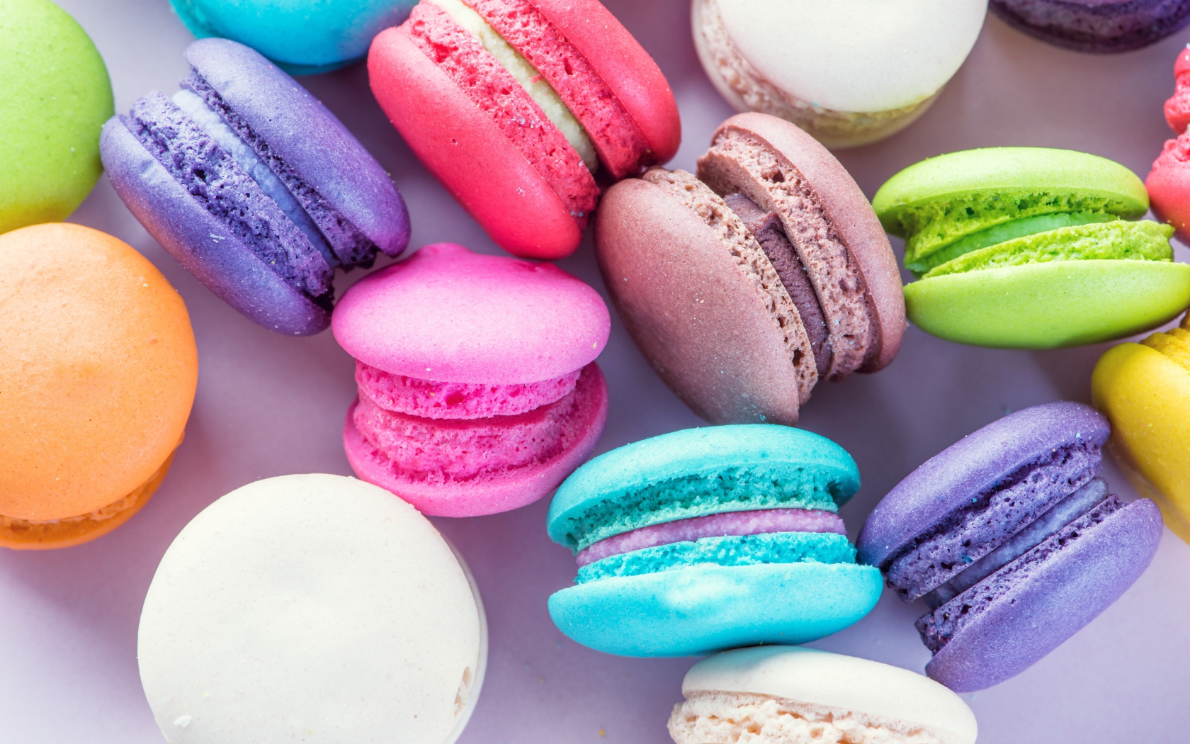 Аппетитные вкусные разноцветный десерт макарун