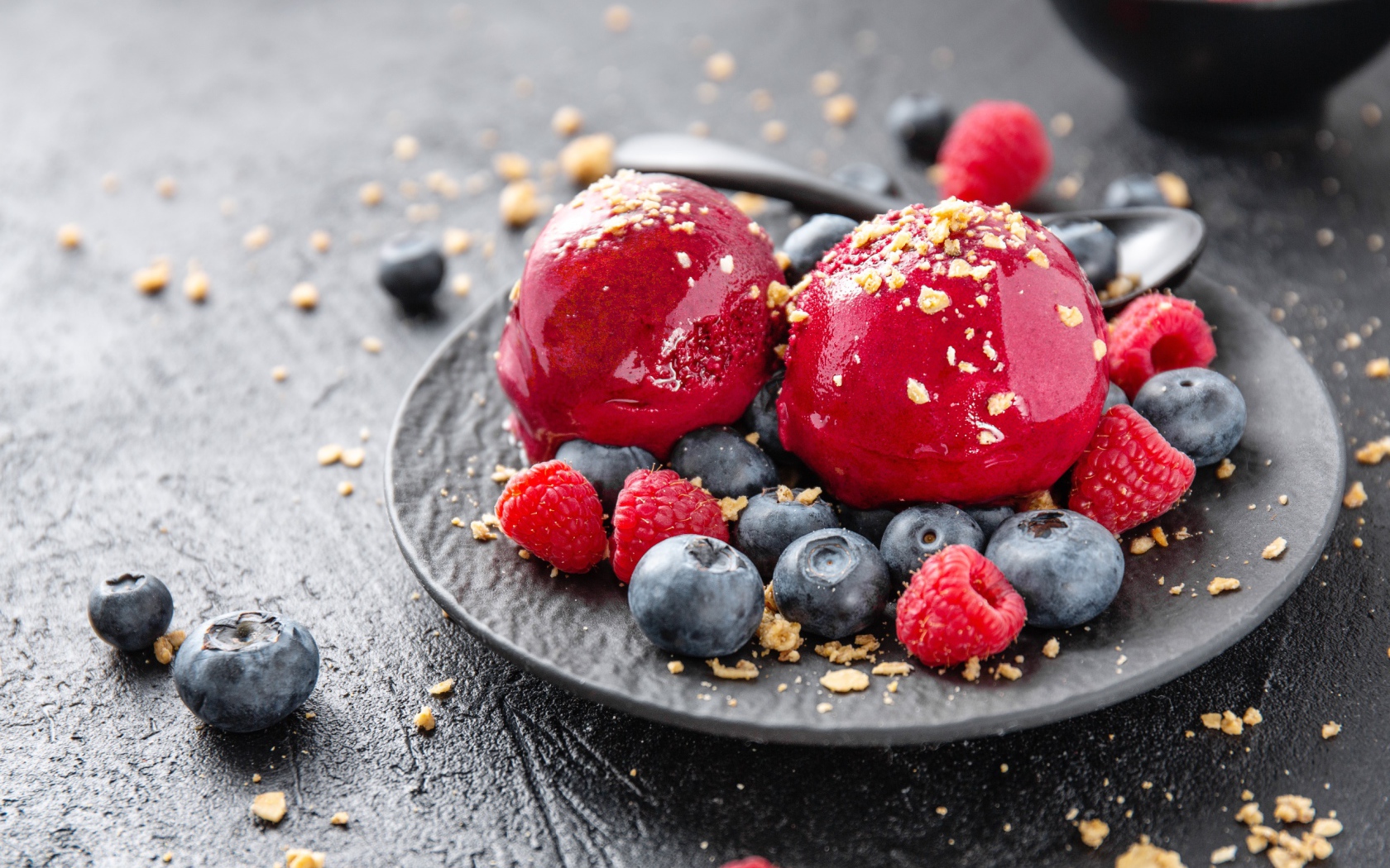 Шарики фруктового мороженого с ягодами черники и малины 