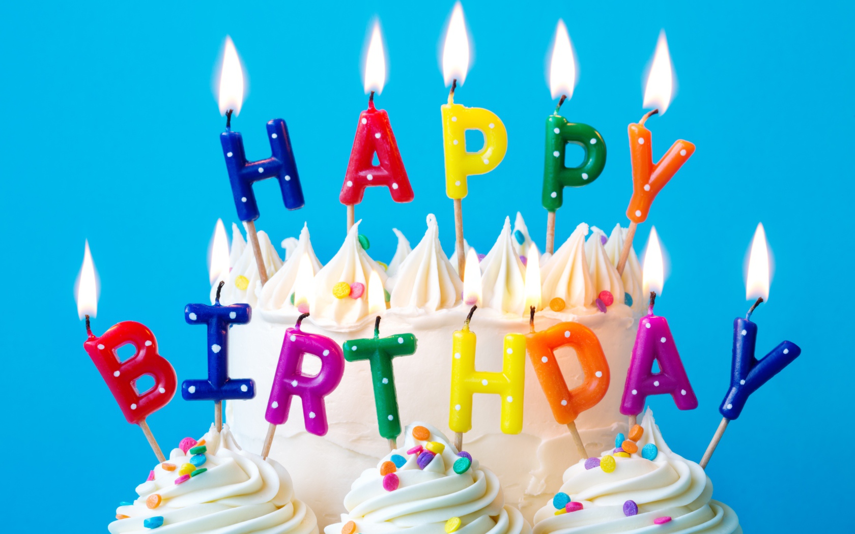 Красивый торт со свечами на день рождения на голубом фоне