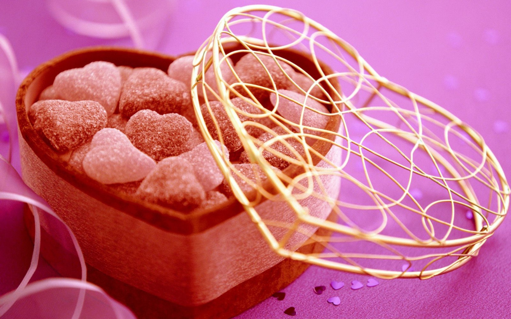 Коробка с мармеладом в форме сердца на розовом фоне