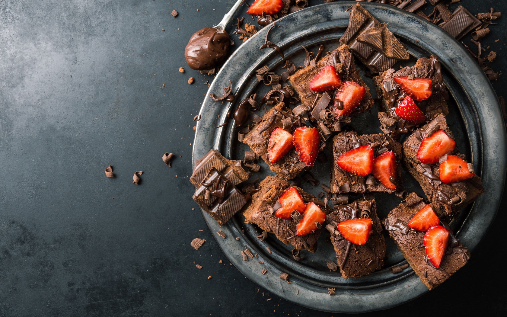 Десерт брауни с шоколадом и клубникой