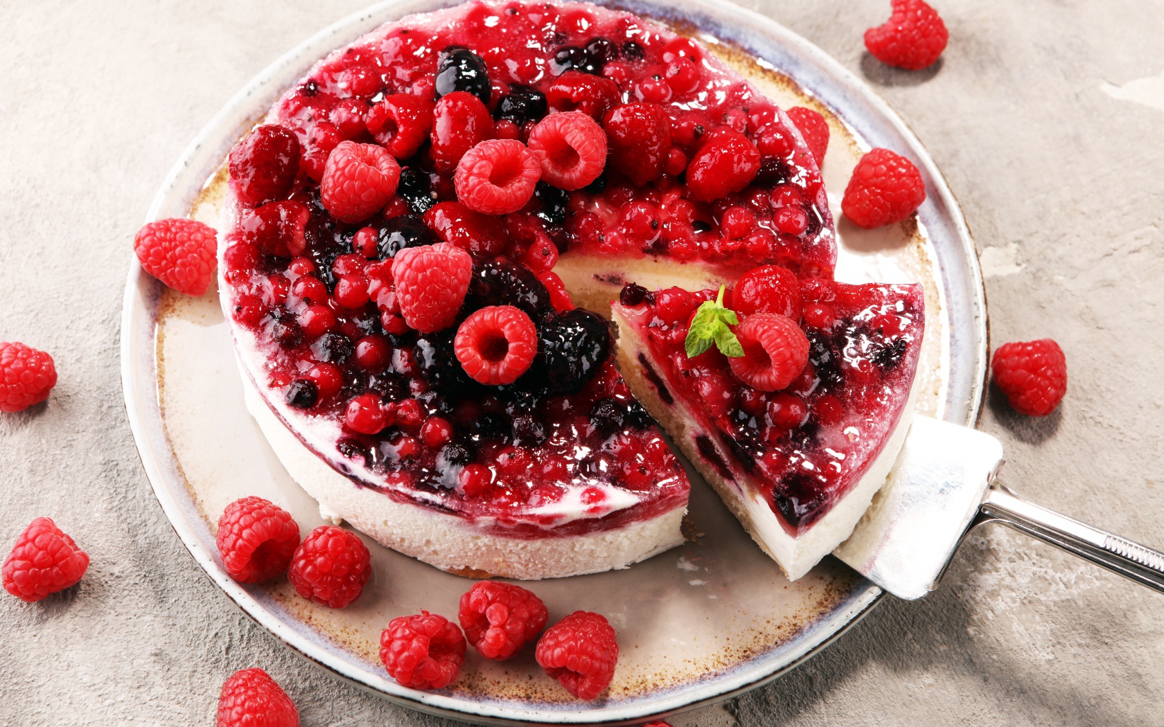 Чизкейк с джемом и ягодами малины, смородины и ежевики вид сверху