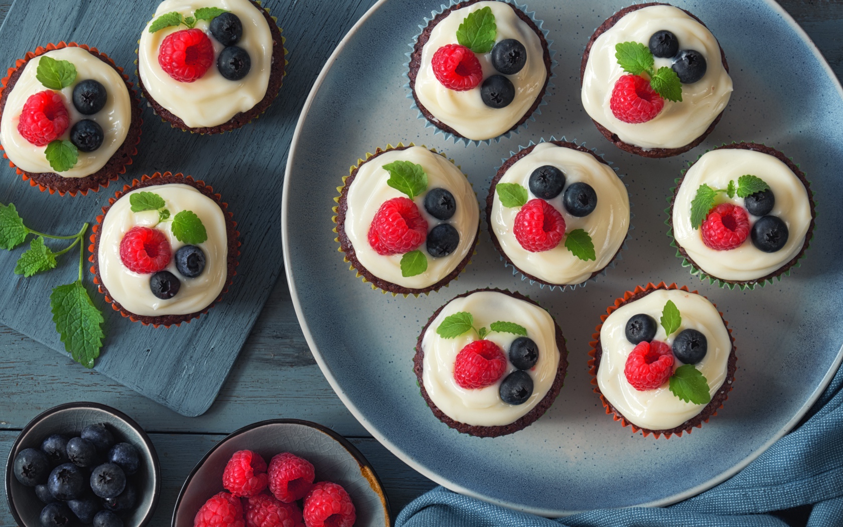 Шоколадные кексы с белым кремом и ягодами черники и малины
