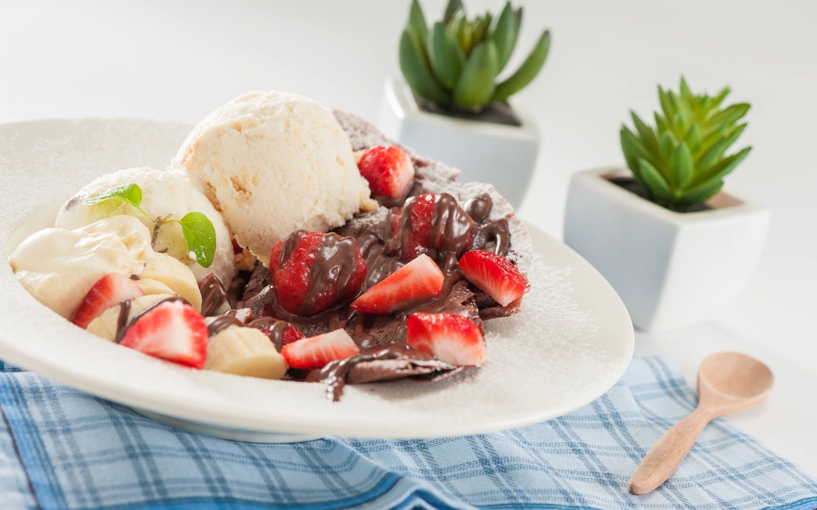 Шарики мороженого с шоколадом, клубникой и бананом