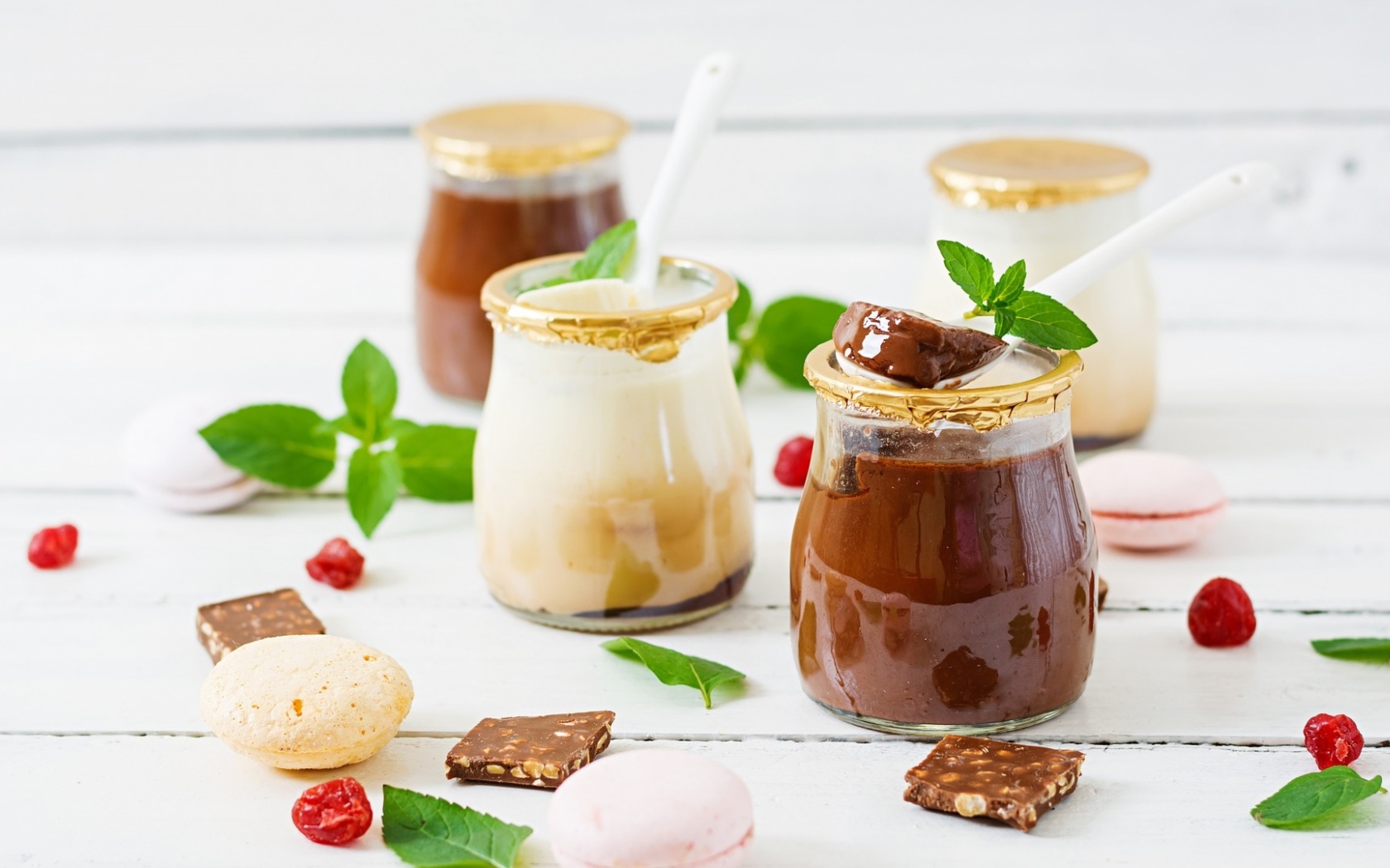 Шоколадная паста в баночках на столе 