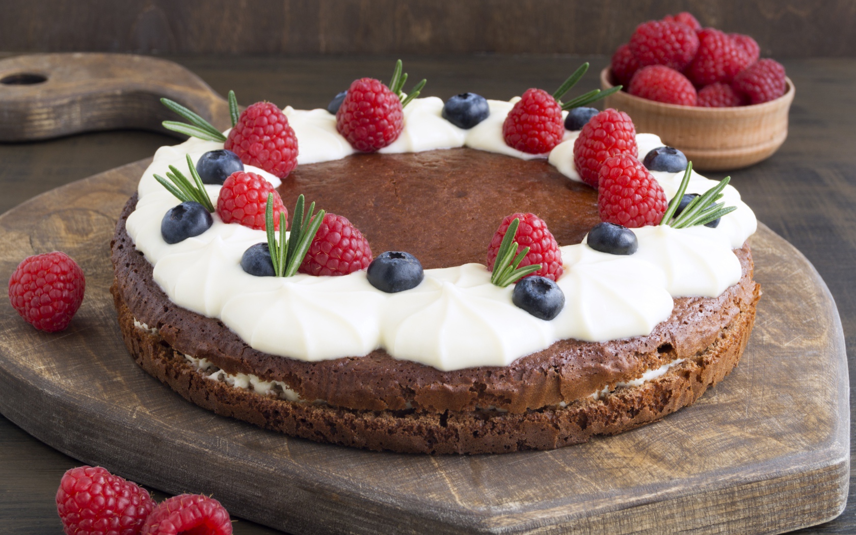 Кофейный торт со сливками и ягодами черники и малины